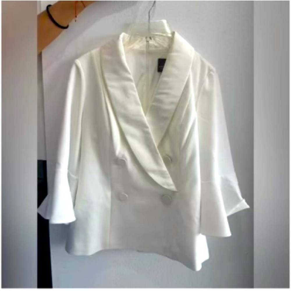 Brand New!! Crepe tuxedo top, ivory. size 4 Include one extra bottom.